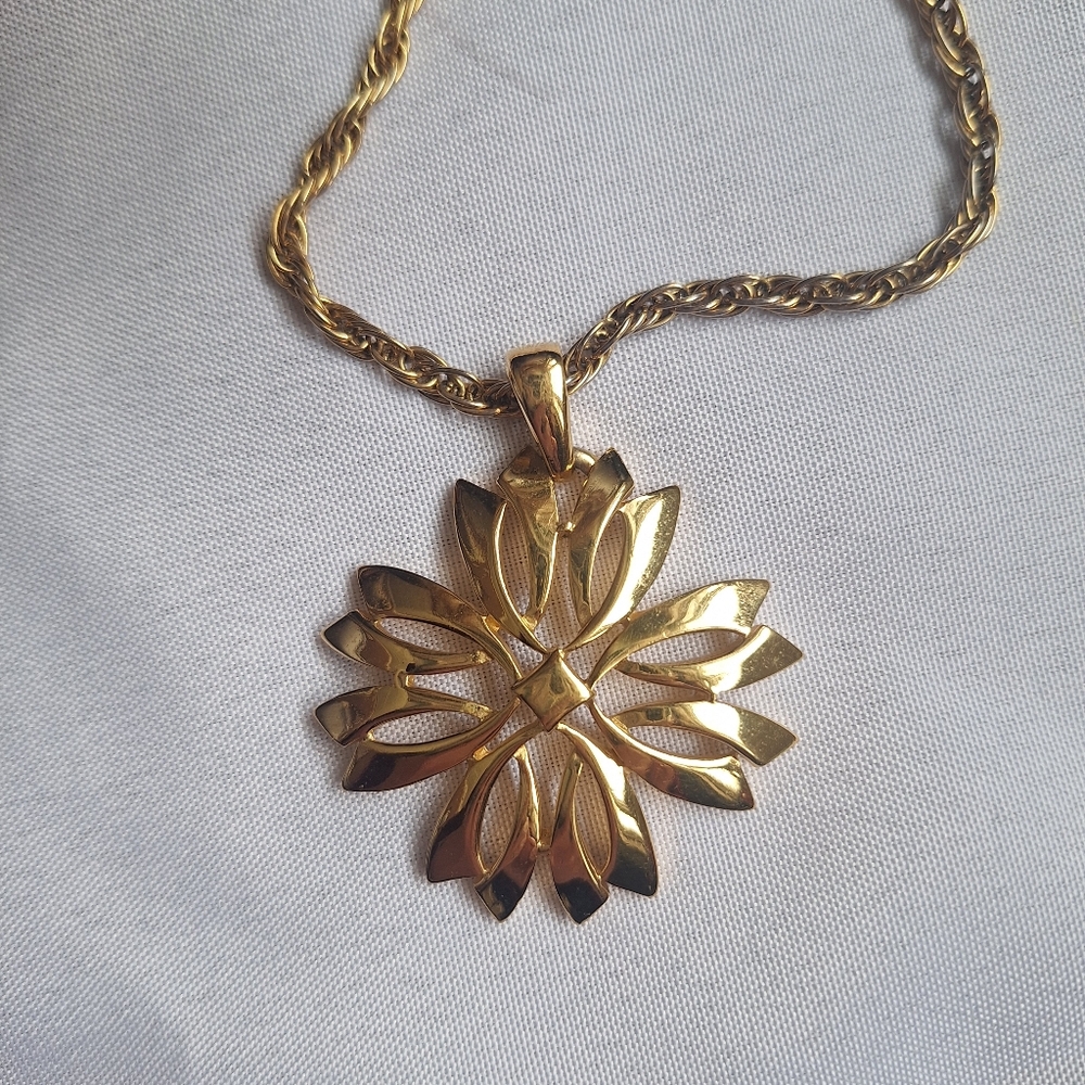 Crown Trifari Goldtone Ribbon Flower Pendant Necklace on Nice Chain Vintage 👑